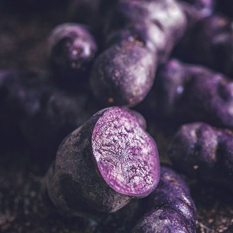 Purple Sweet Potatoes Benefits, Purple Potatoes Benefits, Benefits Of Ube, Purple Sweet Potato Benefits, Purple Sweet Potato Recipes, Purple Potato Recipes, Rainbow Vegetables, Strange Foods, Benefits Of Potatoes