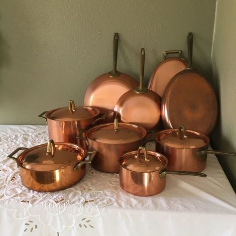 Copper Aesthetic, Copper Pots And Pans, Copper Cookware Set, Tuscan Decorating Kitchen, Witches Kitchen, Copper Chef, Kitchen Decor Collections, Vintage Copper Pots, Copper Tea Kettle