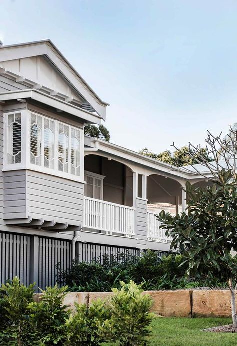 Known for their breezy veranda’s and relaxed cottage style, Queenslander’s represent a quintessential Australian lifestyle. Here are our favourites! Queenslander Architecture, Modern Queenslander, Queenslander Homes, Queenslander Renovation, Queenslander House, Leadlight Windows, Australian Lifestyle, House Colours, House Facades