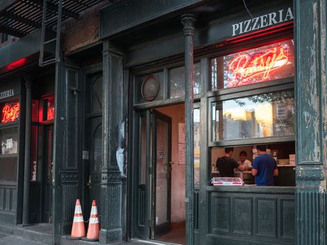 22 Top Sit-Down Pizzerias in NYC - Eater NY Pizzeria Design, Pizza Kit, Classic Restaurant, Taco Stand, New York Pizza, New York Style Pizza, I Love Pizza, Ny Style, New York Travel Guide