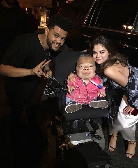 @selenagomez and @theweeknd with a Fan in New York City! [June 5]  #SelenaGomez y #TheWeeknd con un Fan en Nueva York! [Junio 5]  #Selena #Selenator #Selenators #Fans #Abelena #NYC Selena And The Weeknd, Selena And Abel, Selena Gomez The Weeknd, Weeknd Wallpaper, Beautiful Composition, Selena Gomez Photoshoot, Abel Makkonen, Selena G, Human Kindness