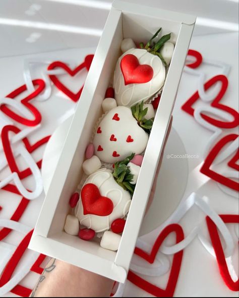 #strawberry #chocolatecoveredstrawberries #valentines #valentinesdaygifts #chocolatelover Valentines Day Gifts Boyfriends, Strawberry Gifts, Valentine Desserts, Puffy Heart, Chocolate Strawberries, Chocolate Covered Strawberries, Cookie Cake, Gum Paste, Chocolate Covered