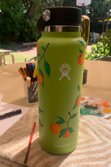 Flask Aesthetic, Water Bottle Painting, Cup Painting Ideas, Objects To Paint, Water Bottle Drawing, Cup Painting, Water Bottle Art, Hydro Flask Bottle, Good Artists