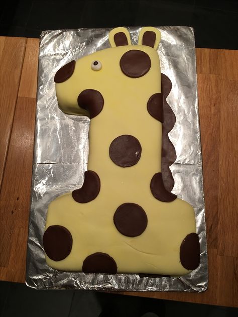 Giraffe 1st Birthday, Giraffe Birthday Cakes, Number One Cake, Giraffe Birthday Parties, Tårta Design, Giraffe Cake, 1st Bday Cake, Giraffe Party, Boys 1st Birthday Cake