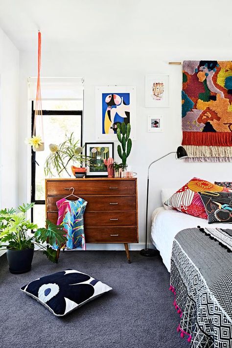 A colourful and eclectic guest bedroom from a mid-century home in Beaumaris, Victoria. Photography: Mike Barker | Styling: Paige Anderson Boho Bedroom Decor Hippie, Modern Boho Bedroom, Mid Century Modern Bedroom, Eclectic Bedroom, Boho Bedroom Decor, Bohemian Bedroom, Bedroom Boho, Retro Home Decor, Eclectic Home