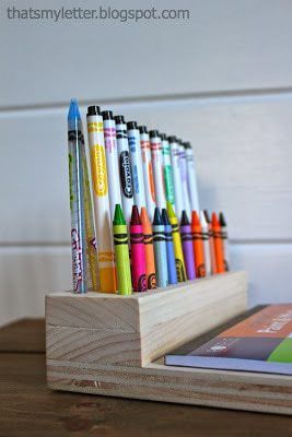 A DIY tutorial to make a crayon holder. Build this simple yet functional crayon holder for anyone who loves to color. A super easy gift idea. #freeplans Make Pillow Covers, Easy Gift Idea, Diy Crayons, Wood Projects Plans, Crayon Holder, Wood Scraps, Easy Diy Gifts, Wooden Projects, Kids Wood