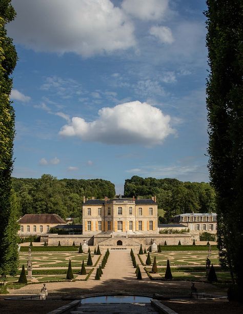 15 of the Best Wedding Locations in the South of France by Gabriele Malagoli | Destination wedding, lifestyle & editorial photographer destination elopement romantic, destination wedding, destination elopement, destination wedding planning, destination wedding ideas #destinationelopement #destinationwedding #destinationweddingplanner European Wedding Venue, Destination Wedding Italy, Spanish Garden, European Wedding, Luxury Estate, Destination Wedding Planning, France Wedding, French Chateau, French Wedding