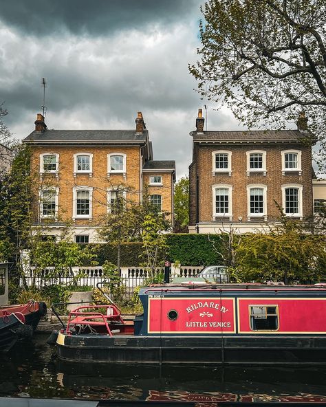 Little Venice is a picturesque and charming area in London known for its scenic canals and waterways. Located in the Maida Vale district, it’s where the Regent’s Canal meets the Paddington Basin. - #regencyarchitecture #victorianarchitecture #england #britishhouse #englishstyle #englisharchitecture #perfectenglishhome #homesofinstagram #visitengland #housesofldn #historicpreservation #londonist #georgianarchitecture #london #igerslondon #classicalarchitecture #vibrantlondon #londoncitylife #... Little Venice London, Regency Architecture, British House, Regents Canal, Maida Vale, English Architecture, Perfect English, Georgian Architecture, Visiting England