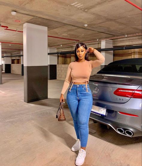 Mummy Jeans Outfits, Mummy Jeans, Short Evening Dresses Classy, Jeans With Sneakers, Kylie Jenner Outfits Casual, Girls Fun, Blue Jean Outfits, African Hair Braiding Styles, Kylie Jenner Outfits