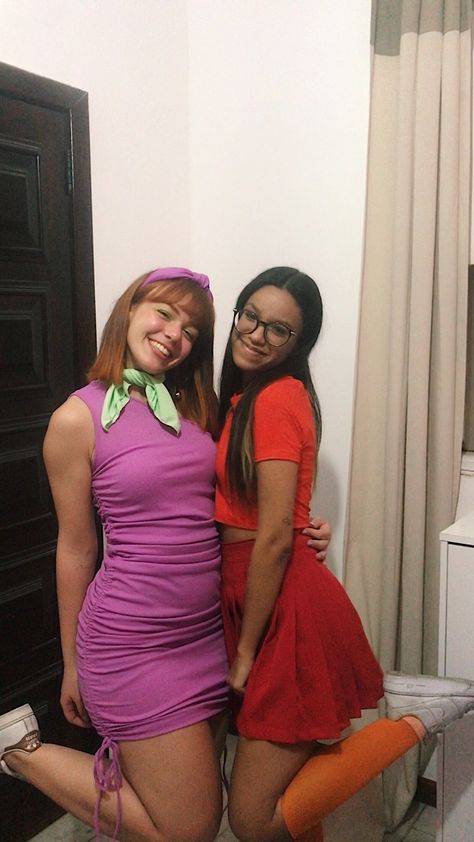 scooby gang scooby doo fantasia velma daphne halloween friends costume matching costume Disfraz Dafne Scooby Doo, Daphne And Velma Cosplay, Scooby Doo Daphne And Velma, Scooby Doo Fantasia, Velma Scooby Doo Costume, Vilma Scooby Doo, Daphne And Velma Costumes, Velma And Daphne Costume, Barbie And Raquelle Costume