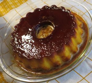 Caramel flan. (Pudim francés/Pudim flan) #Portuguese #Portuguese food #dessert Portuguese Flan Recipe, Portuguese Flan, Cuban Desserts, Portuguese Dessert Recipes, Caramel Flan, Portuguese Desserts, Trifle Pudding, Condensed Milk Recipes, Flan Recipe