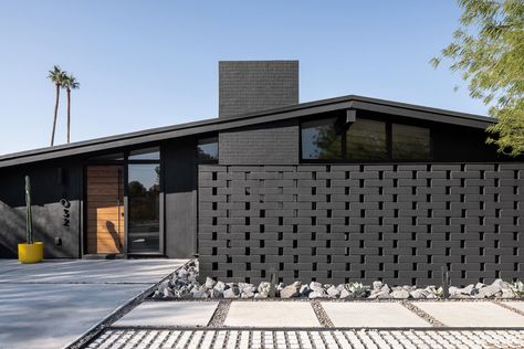 Black Contemporary House, Midcentury Landscaping, Wooden Entrance, Mid Century Landscape, Steel Pergola, Mcm House, Midcentury Home, Beautiful Home Designs, Front Patio