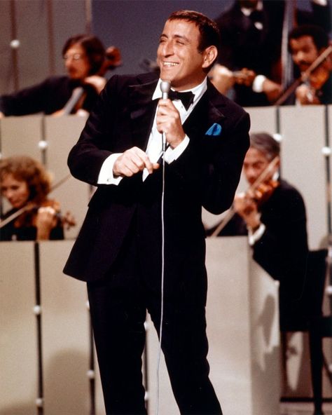 tony bennett in concert 1965 Halloween Party Music, Mtv Unplugged, Jazz Style, Liza Minnelli, Tony Bennett, Legendary Singers, Jazz Artists, Cool Jazz, The Golden Gate Bridge