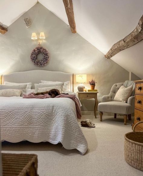 Seda y Nacar on Tumblr Barn Conversion Bedroom, Barn Conversion Interiors, Country Cottage Bedroom, Barn Bedrooms, Barn Interior, Cottage Renovation, Cottage Interior, Upstairs Bedroom, Cottage Bedroom