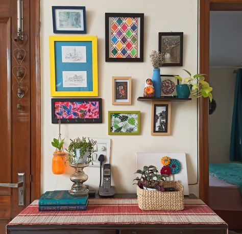 gallery wall with frames painted different colors Things To Frame, Plants Apartment, Wood Paintings, Gallery Wall Ideas, Diy Yoga, Gorgeous Apartment, Making Picture Frames, 1950s Kitchen, Dark Bathrooms