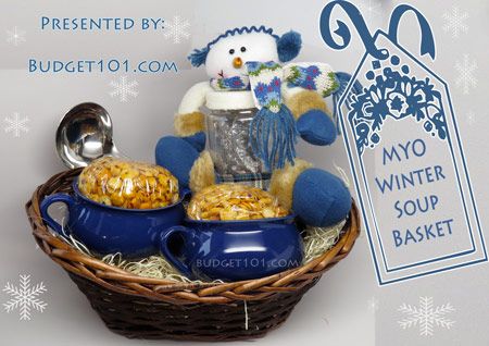 Create your own wonderfully warming winter soup basket! What a great way to show someone you care, this delightful basket is perfect throughout the winter season. This gift idea costs less than $12 and makes a great family gift. (Click on photo for directions) Gift Basket Homemade, Soup Gift Basket, Homemade Gift Basket Ideas, Clever Gift Ideas, Soup Gifts, Food Gift Basket, Gift Basket Ideas Christmas, Homemade Gift Baskets, Homemade Gift Ideas