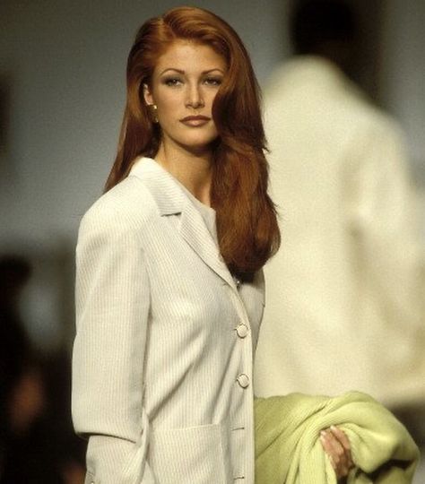 90s Super Model Hair, Ginger Hair Model, Angie Everhart 90s, 90s Model Hair, 2000s Fashion Aesthetic, Ginger Models, Angie Everhart, Issa Vibe, Big Mama