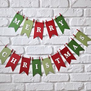 60 Best DIY Christmas Garlands - Prudent Penny Pincher Diy Christmas Garlands, Christmas Mantel Garland, Christmas Tree Decorating Tips, Diy Christmas Garland, Christmas Garlands, Homemade Christmas Decorations, Felt Christmas Decorations, Kraf Diy, Diy Garland