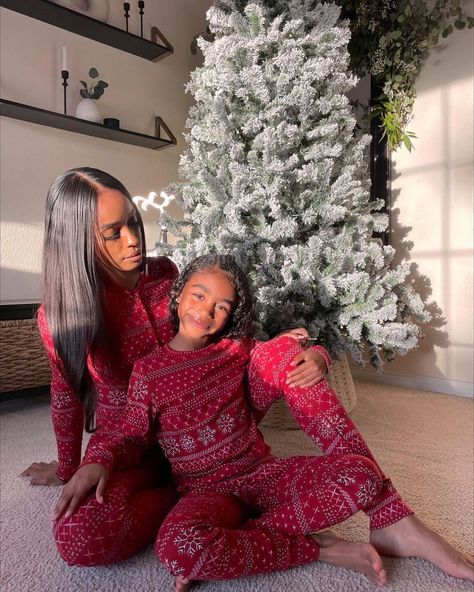 Christmas Pregnancy Photos, Mommy Daughter Photography, Mommy Daughter Pictures, Cute Christmas Pajamas, Pajamas Aesthetic, Christmas Family Photoshoot, Mom Daughter Outfits, Mother Daughter Bonding, Christmas Pregnancy