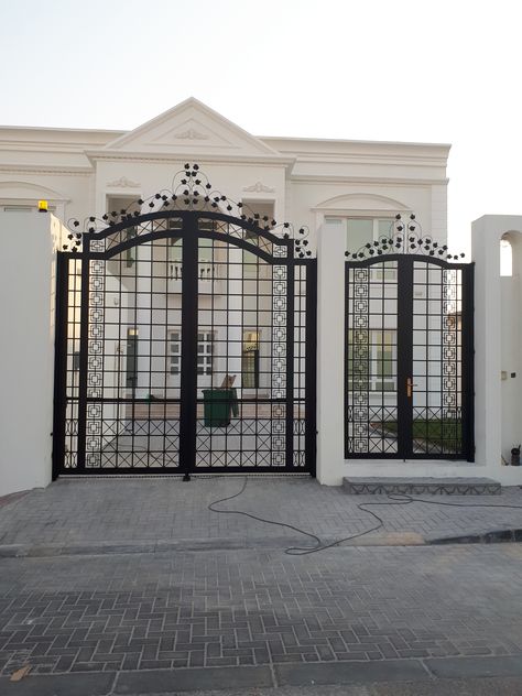 Gate Design Modern Entrance Architecture, Luxury Gate Entrance, House Front Gate, Gate Designs Modern, Gates Design, Grill Gate Design, Modern Gate, House Main Gates Design, Neoclassical Design