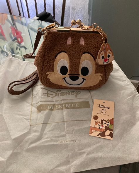 Disney Crossbody Bag, Disney Stuff To Buy, Disney Chip And Dale, Disney Purses, Disney Chip, Disney Cups, Disney Purse, Disney Souvenirs, Disney Items