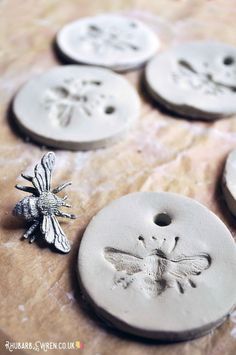 Air Dry Clay Pendants, Make Air Dry Clay, Clay Christmas Decorations, Clay Pendants, Diy Air Dry Clay, Diy Necklaces, Air Dry Clay Projects, Clay Crafts Air Dry, Tanah Liat