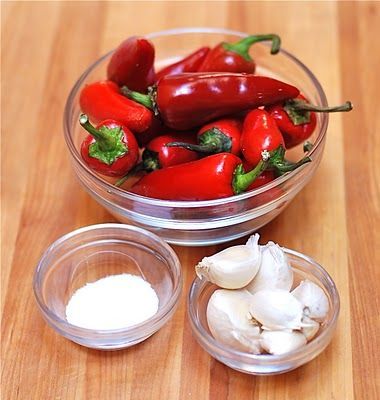 Fresno Chili Peppers, Homemade Sriracha Sauce, Chili Paste Recipe, Vinegar Bath, Homemade Sriracha, Vegan Dressings, Fresno Peppers, Unusual Recipes, Fresno Chili