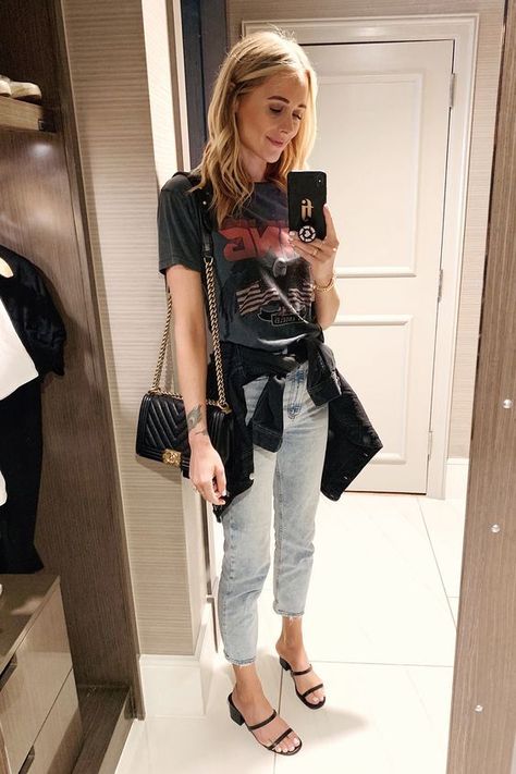 Black Jean Jacket, Effortless Outfit, Fashion Jackson, Anine Bing, Mode Inspo, Tee Outfit, Tshirt Outfits, The Closet, Chanel Black