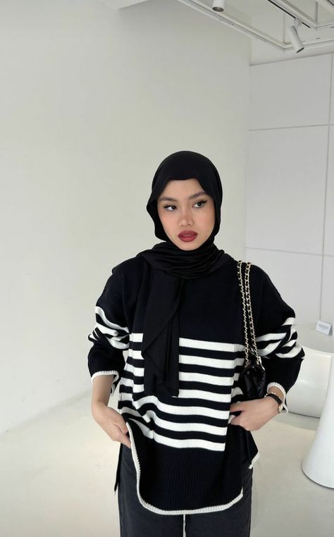 Striped Sweater Outfit Hijab, Stripes Outfit Hijab, Striped Shirt Outfit Hijab, Sweater Outfits Hijab, Modest Outfits Muslim, Capsule Wardrobe Women, Hijabi Outfit, Casual Work Outfits Women, Simple Style Outfits