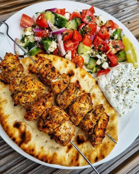 SJ - Portsmouth UK Foodie 💙 on Instagram: “Chicken Souvlaki & Greek Salad 🇬🇷 Reliving my Kefalonia holiday with dinner tonight 🥰 Greek food is always next level 👌 For two people -…” Medditeranean Party Food, Greek Catering Ideas, Greek Dinner Aesthetic, Food From Greece, Greek Tapas Platter, Greek Food Authentic, Modern Greek Food, Healthy Kebab Recipes, Mediterranean Food Party