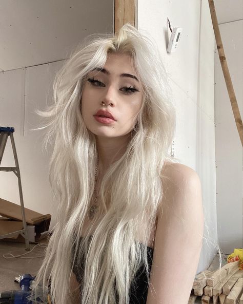 White Hair Color Ideas, Bleach Hair Ideas, Diy Bleach, Bleach Hair, White Hair Color, Gothic Outfits, Hair Color Ideas, White Hair, Hair Ideas