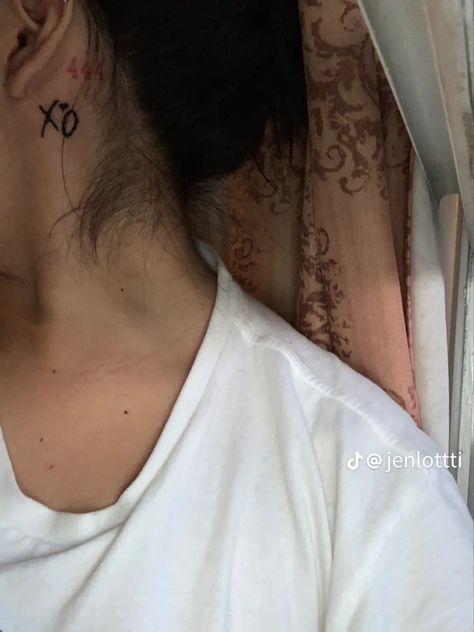 Xo Tattoo, Tattoo Neck, Cute Tats, Subtle Tattoos, Tat Ideas, Simplistic Tattoos, Creative Tattoos, Body Mods, Minimalist Tattoo