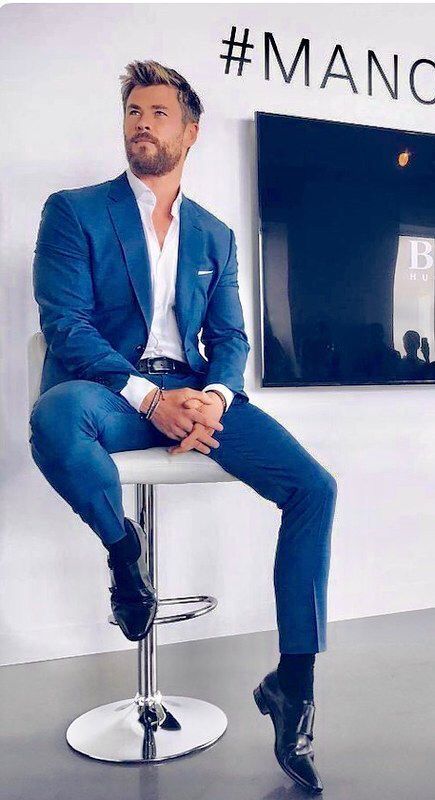 Shoe Poses, Terno Slim, Mens Photoshoot Poses, Suits Men Business, Indian Men Fashion, Smart Casual Men, Elegante Casual, Fashion Suits For Men, Smart Casual Outfit