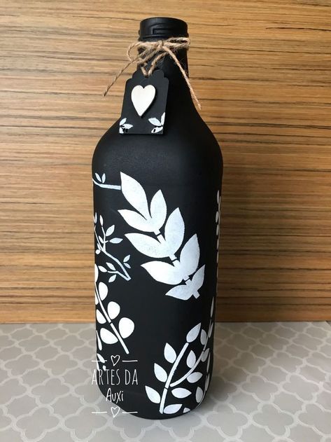 Black Bottle Painting, Glass Decor Ideas, Bottle Art Projects, Hand Painted Bottles, Diy Glass Bottle Crafts, Wine Bottle Art, Glass Bottles Art, Wine Bottle Diy Crafts, Painted Wine Bottles