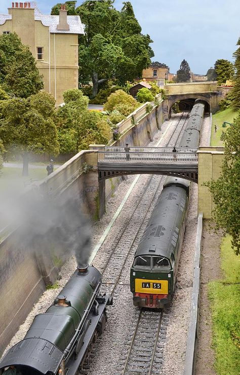 Sydney Gardens 'OO' gauge model railway layout Pullman Train, Modelling Ideas, Sydney Gardens, Airfix Models, Oo Gauge, Flying Scotsman, Ho Model Trains, Model Railway Track Plans, Railway Track