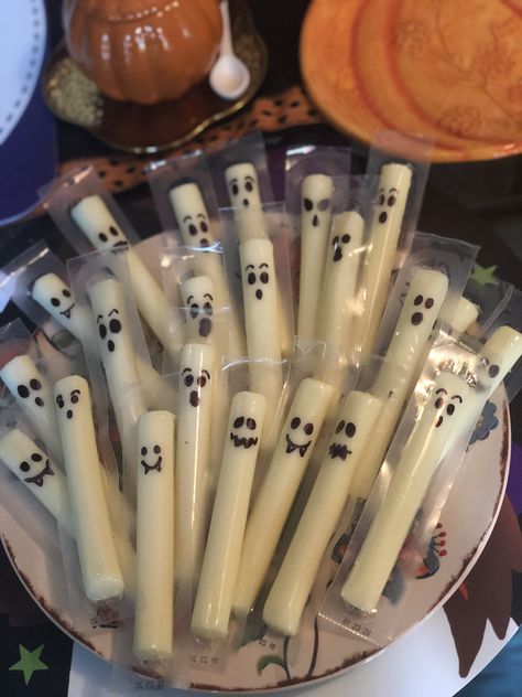 Halloween cheese ghost snacks Cheese Stick Halloween Treat, Halloween Snacks For Kindergarten Party, String Cheese Ghost, Cheese Stick Ghosts, Halloween Kindergarten Snacks, Ghost Cheese Sticks, Kindergarten Halloween Party Snacks, Halloween String Cheese, Halloween Mozzarella Sticks