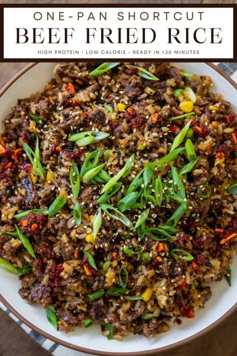 Need an easy one pan meal that's ready in less than 30 minutes? This ground beef rice combines extra lean ground beef with frozen rice or cauliflower rice and a spicy sauce to make a high protein meal in minutes. Easy High Protein Meals Ground Beef, Ground Beef High Protein Recipes, Low Calorie High Protein Bowls, Recipes With Lean Ground Beef, Extra Lean Ground Beef Recipes, High Protein Ground Beef Recipes, Ground Beef Fried Rice, Lean Ground Beef Recipe, Frozen Rice