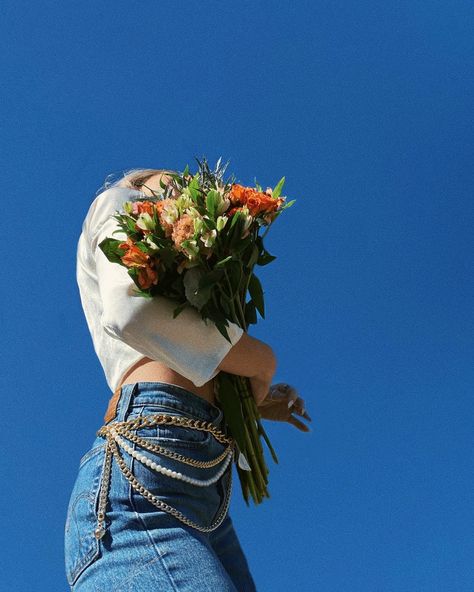 Bouquet Photoshoot Ideas, Vday Shoot, Picnic Outfit, Bouquet Photography, Valentine Bouquet, Flower Photoshoot, Flowers Ideas, Photoshoot Inspo, Insta Inspo