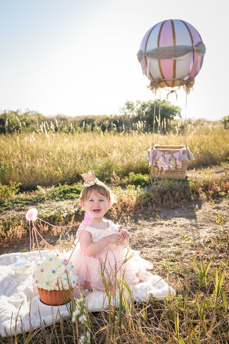 Diy Hot Air Balloon, Birthday Hot Air Balloon, Half Birthday Baby, Diy Hot Air Balloons, Vintage Birthday Parties, Balloons Photography, Hot Air Balloon Party, Photography Cake, 1st Birthday Photoshoot