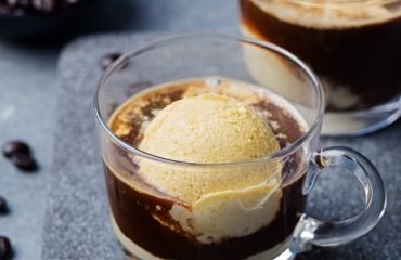 Caramel Affogato, Coffee Flavored Ice Cream, Coffee Trends, Coffee Recipes At Home, Espresso Ice Cream, Italian Desserts Easy, Affogato Recipe, Affogato Coffee, Caramel Frappuccino