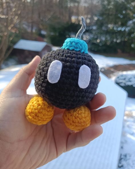 🌟¿Are you a fan of mario bros? Well, I present you this bomb (Mario Bros) amigurumi!💣 DM to order 🗣️ #crochet #crochetlove #keychain #amigurumi #crochetkeychain #handmade #knitting #knitlove #handmadecrochet #handmadewithlove #cute #retro #pokeball #videogame #bags #backpack #mariobros #artshare #art #lovecraft #yoshi #nintendo Video Game Amigurumi, Mario Kart Crochet, Crochet Gameboy, Crochet Yoshi, Video Game Crochet, Crochet Cute Animals, Yoshi Nintendo, Crochet Mario, Nintendo Crochet