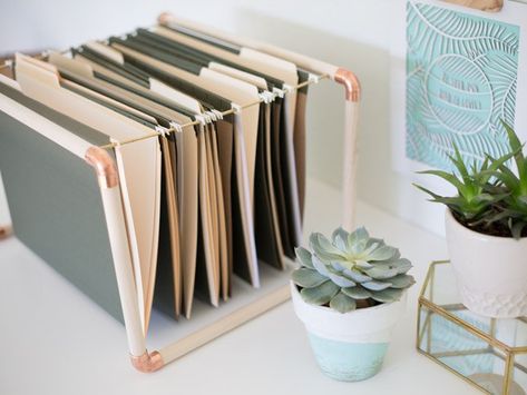 These DIY mixed metal file folder hangers will take your office from drab to glam in a heartbeat. Koti Diy, Office Organization At Work, Diy Organizer, Hanging Folders, Dorm Organization, Diy Office, Work Diy, Diy Hanging, Home Office Organization