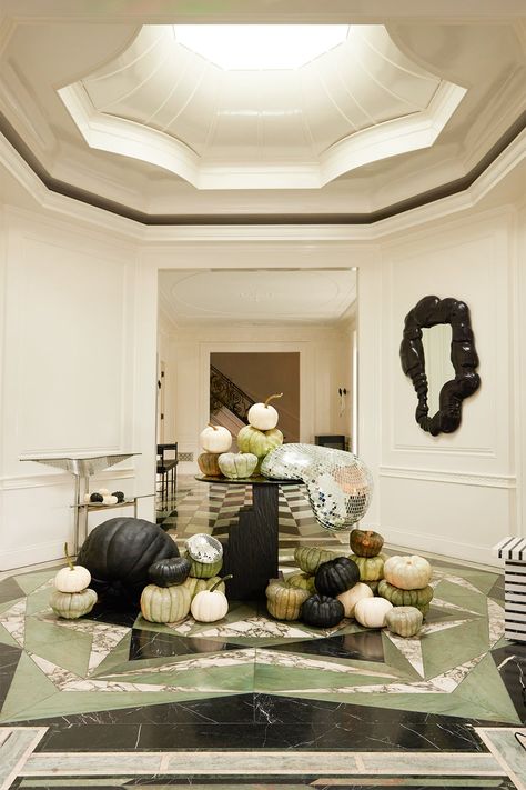 Halloween Entryway, Off White Kitchens, Pumpkin Arrangements, Pumpkin Display, Chic Halloween, Classic Interior Design, Green Colour Palette, Halloween Displays, Gothic Halloween