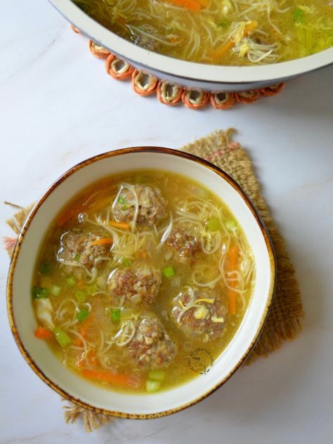 Bola-Bola with Misua Soup Miswa Soup Filipino Food, Meat Ball Soup Recipe, Filipino Soups, Meatballs And Noodles, Chicken Tocino, Dessert Sandwich, Savory Meatballs, Soup Noodles, Filipino Dish