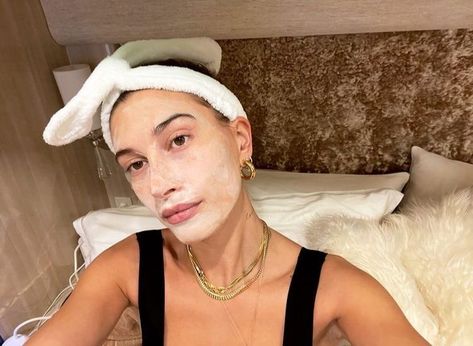 hailey bieber in white face mask Hailey Bieber Skin, 21 Day Smoothie Diet, Glazed Donut, Model Lifestyle, The Smoothie Diet, Increased Energy, Vogue Beauty, Malibu Barbie, Healthy Girl