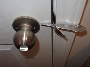 I don’t know about you but any type of extra security I can hack onto my house is a good thing.  ESPECIALLY if it costs next to nothing. Not everyone can afford a fancy security system so hacks like these are very good to know. This will reinforce your door locks so that no one … 1000 Lifehacks, Home Security Tips, Security Tips, Emergency Prepping, Dinner Fork, Home Safety, Home Security Systems, Survival Tips, Survival Skills