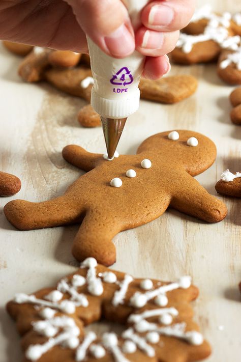 Ready in minutes and super easy, this is the BEST way to make Royal Icing from scratch. | TheSuburbanSoapbox.com Best Cookie Icing Recipe, Best Cookie Icing, Gingerbread Men Icing, Icing For Cookies, Icing For Gingerbread Cookies, Royal Icing Recipe With Egg Whites, Easy Royal Icing, Best Frosting Recipe, Gingerbread Icing