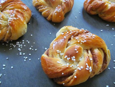 For the love of dinner: Norwegian Cinnamon Knots (Kanel snurrer) Norwegian Cinnamon Knots, Norwegian Cinnamon Rolls, Norwegian Cinnamon Buns, Norwegian Snacks, Cinnamon Knots, European Pastries, Breakfast Buns, Norwegian Cuisine, Danish Recipes