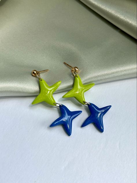 avante basic mod earrings, personal style, lime green and cobalt blue earrings, meloudiii on etsy Polymer Clay Earings Ideas, Diy Polymer Clay Jewelry, Fimo Jewelry Diy, Fimo Earrings Ideas, Polymer Clay Earrings Ideas, Sculpey Earrings, Orange Barbie, Clay Earrings With Resin, Clay Earrings Diy