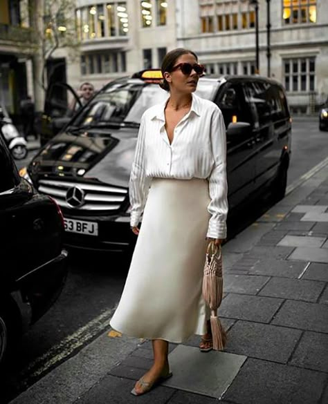 Satin Skirt Street Style Trend | BeSugarandSpice - Fashion Blog Satin Skirt Street Style, Slip Skirt Outfit, Silk Slip Skirt, Satin Skirt Outfit, Satin Slip Skirt, Look Zara, Ivory Skirt, Skirt Outfit Ideas, Beige Outfit